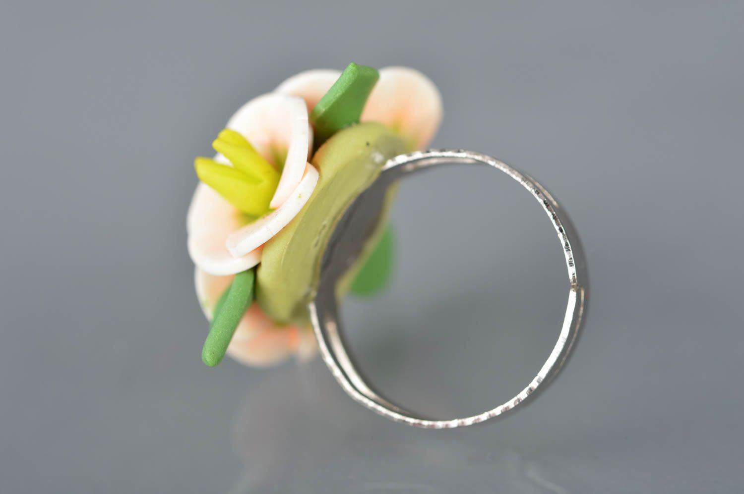 Кольцо из полимерной глины ручной работы красивое с цветами женское нежное фото 5