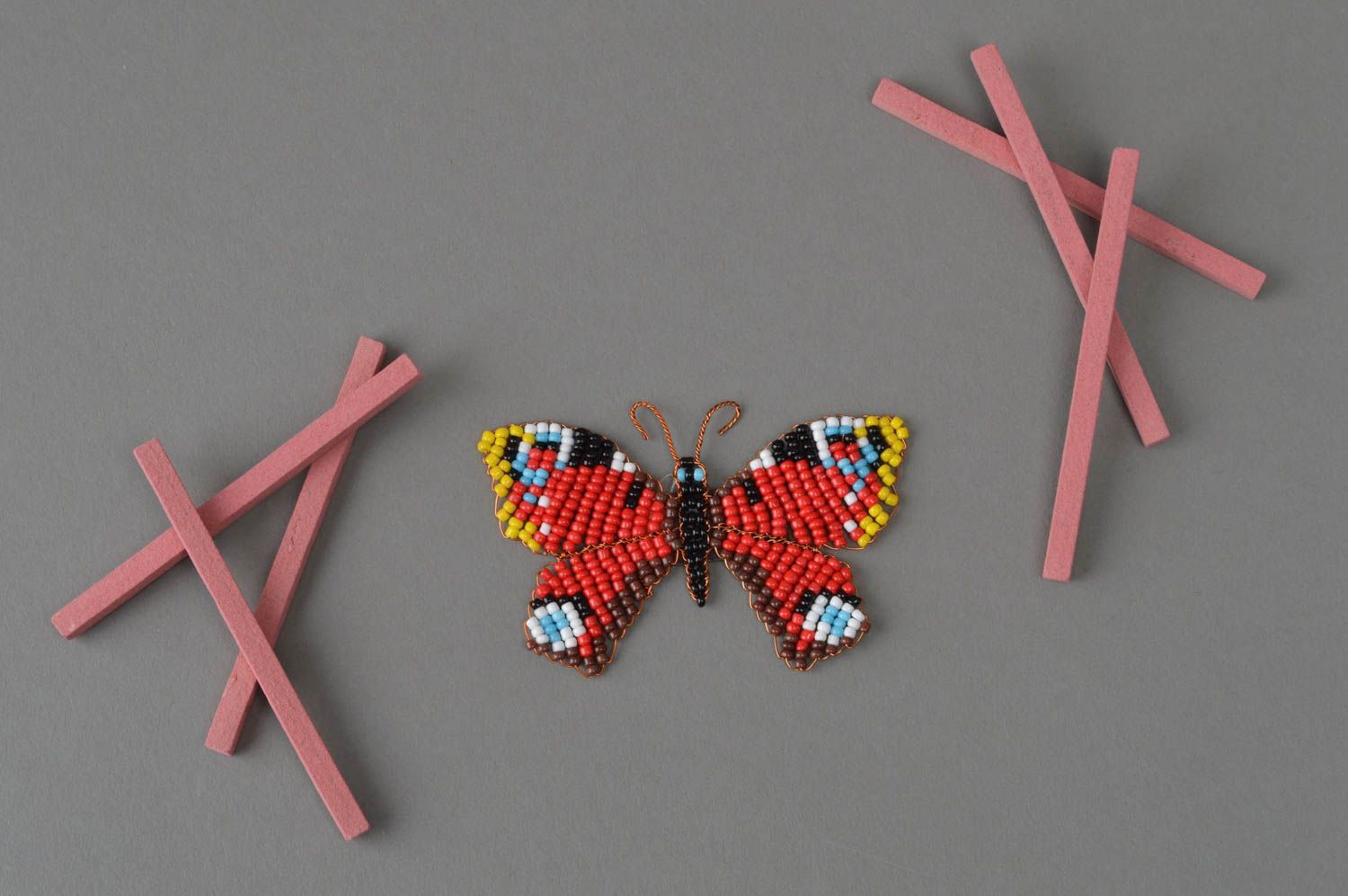 Petit magnet fait main en perles de rocaille en forme de papillon rouge photo 1