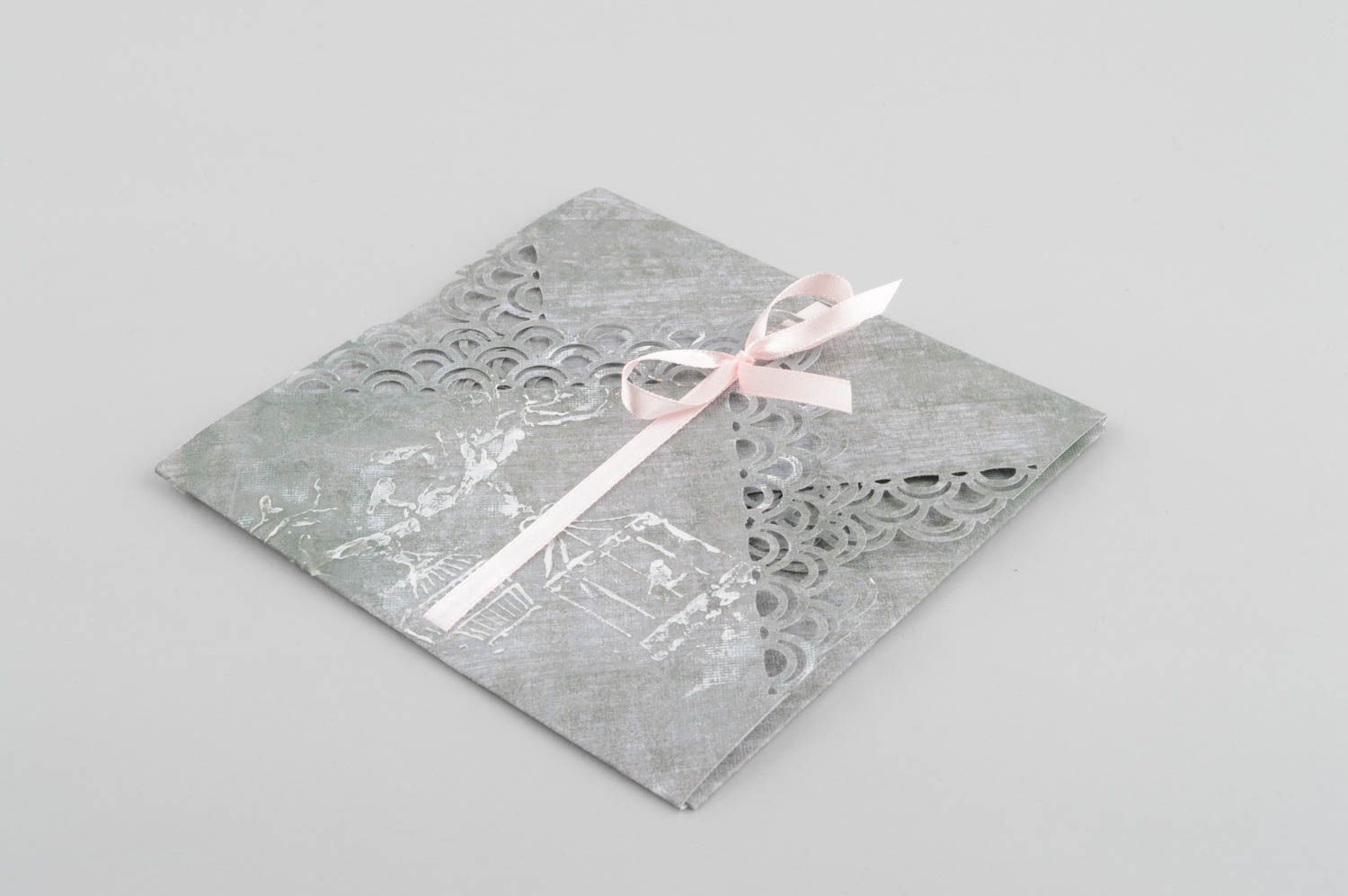 Enveloppe fait main Enveloppe design Idée cadeau grise ajourée ruban satin  photo 3