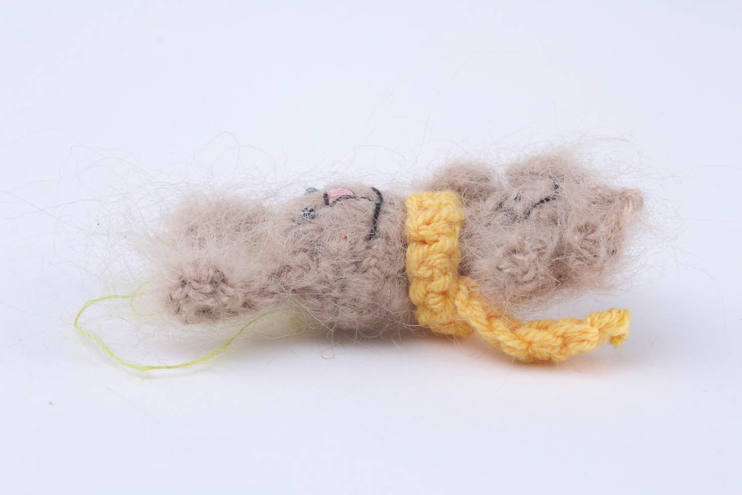 Сoelho de crochê tricotado com fios de angorá foto 4
