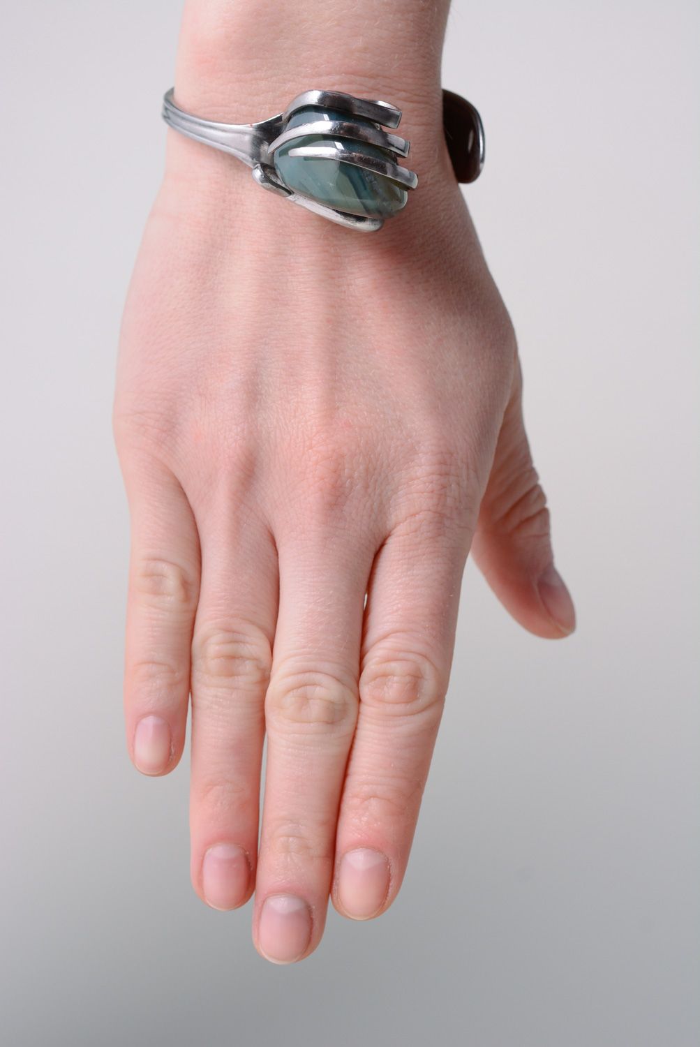 Bracelet en inox étroit fait main à partir de fourchette avec pierre verte photo 3