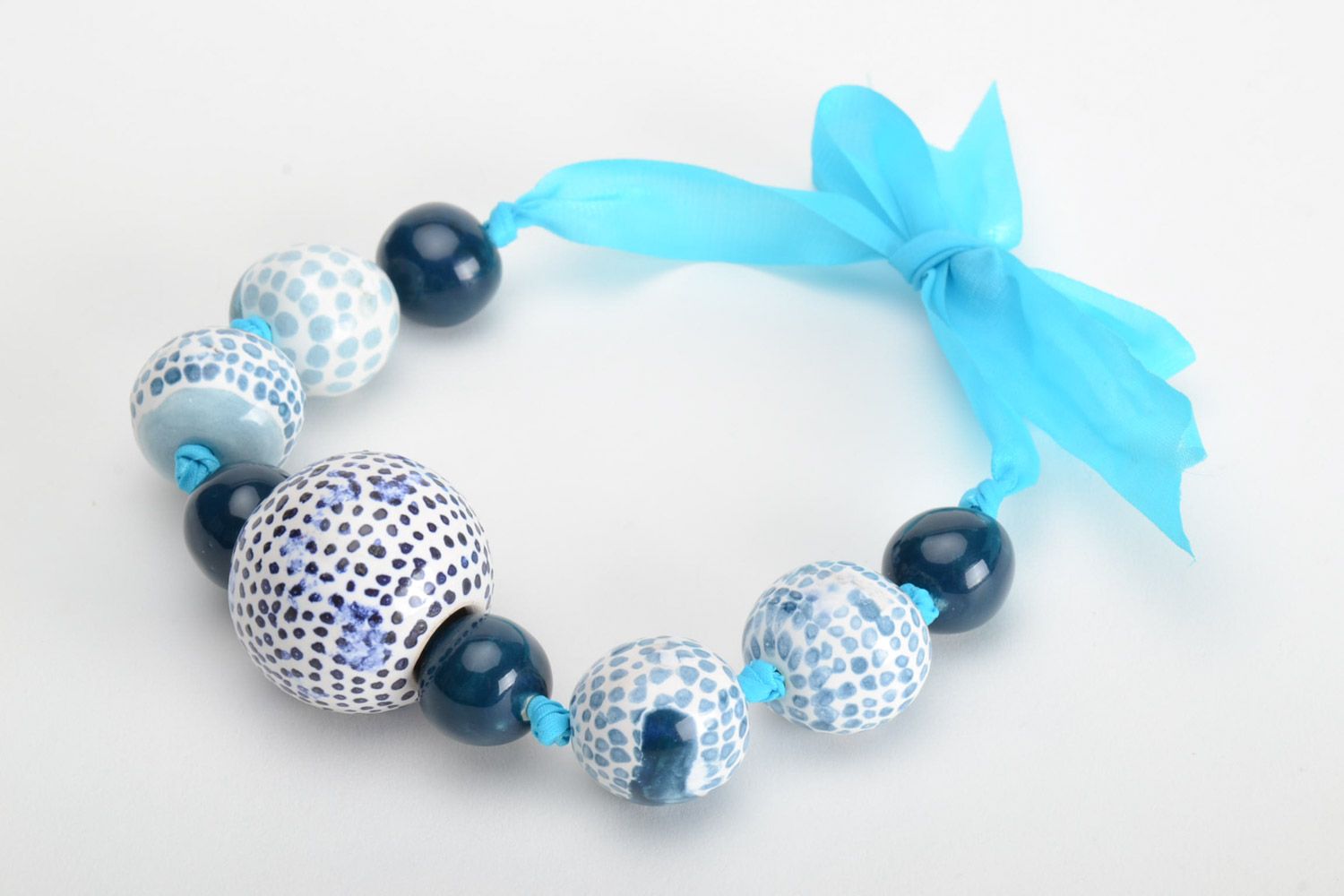 Голубое с синим глиняное ожерелье с росписью эмалями ручной работы для девушки фото 2