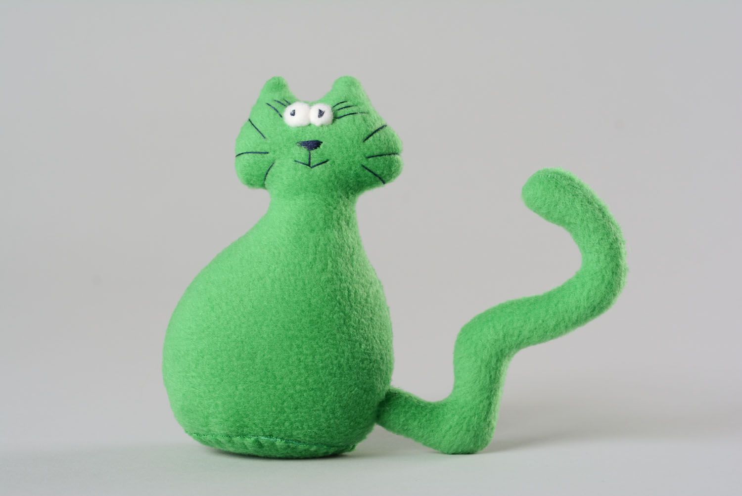 Brinquedo macio de tecido feito à mão em forma do gatinho  foto 1