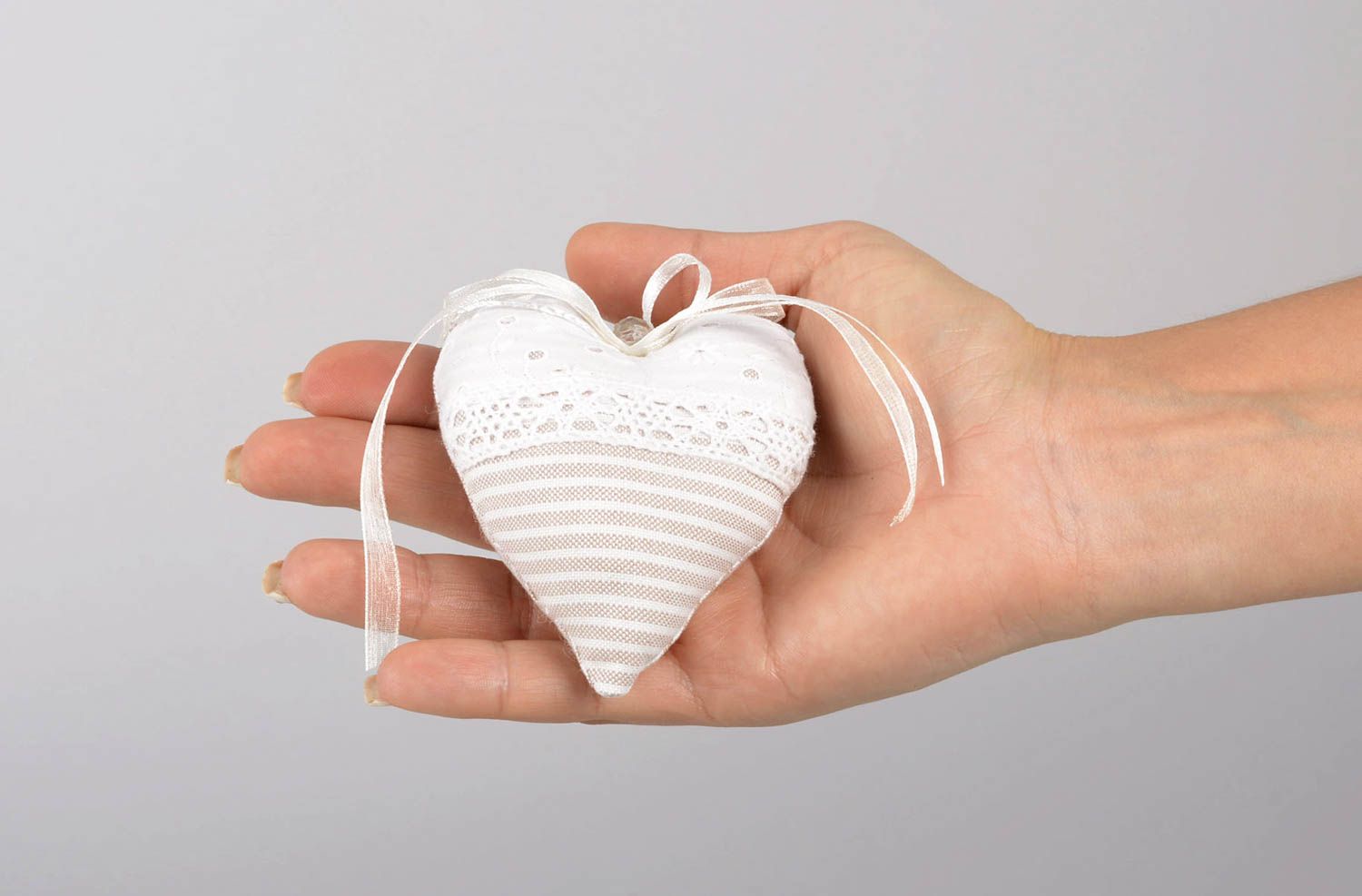 Deko Anhänger handmade Stoff Herz interessant Deko aus Naturmaterialien weiß foto 4