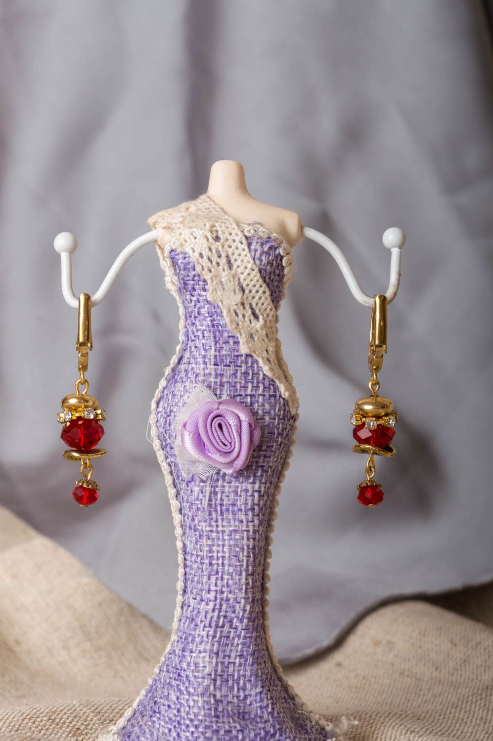 Handgemachte rote Ohrringe mit Anhängern aus Kristallen und Messing für Damen foto 1
