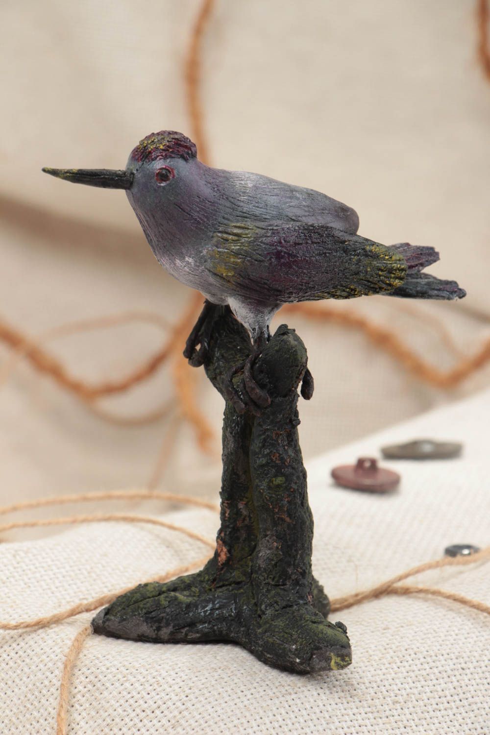 Figura decorativa artesanal de arcilla polimérica con forma de pájaro en árbol foto 1