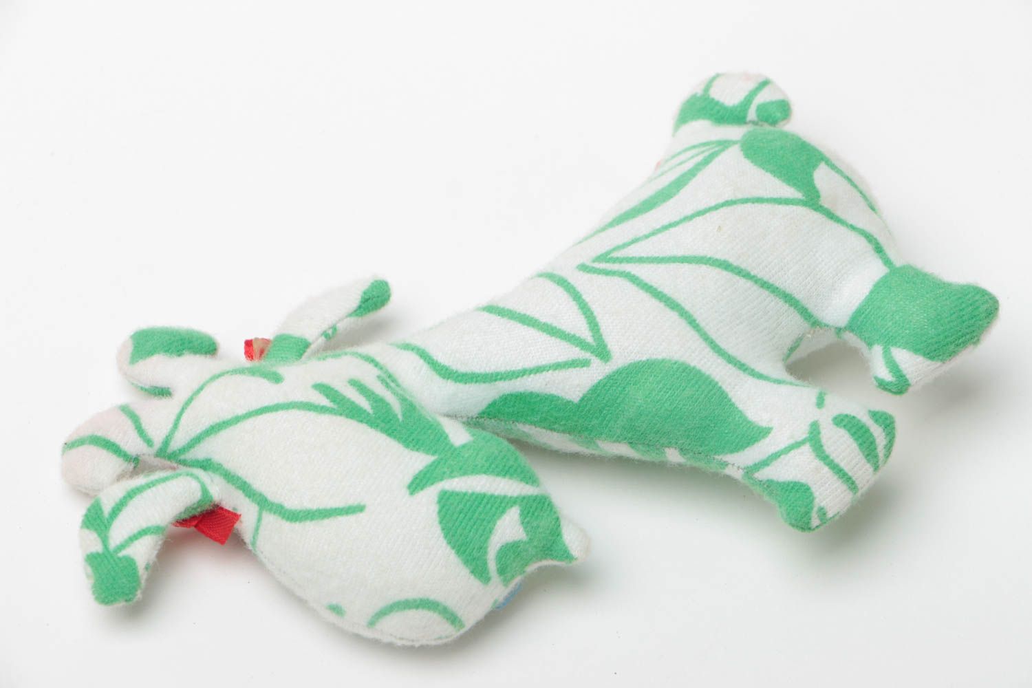 Doudou fait main en coton peint de couleurs acryliques chèvre vert-blanc photo 4