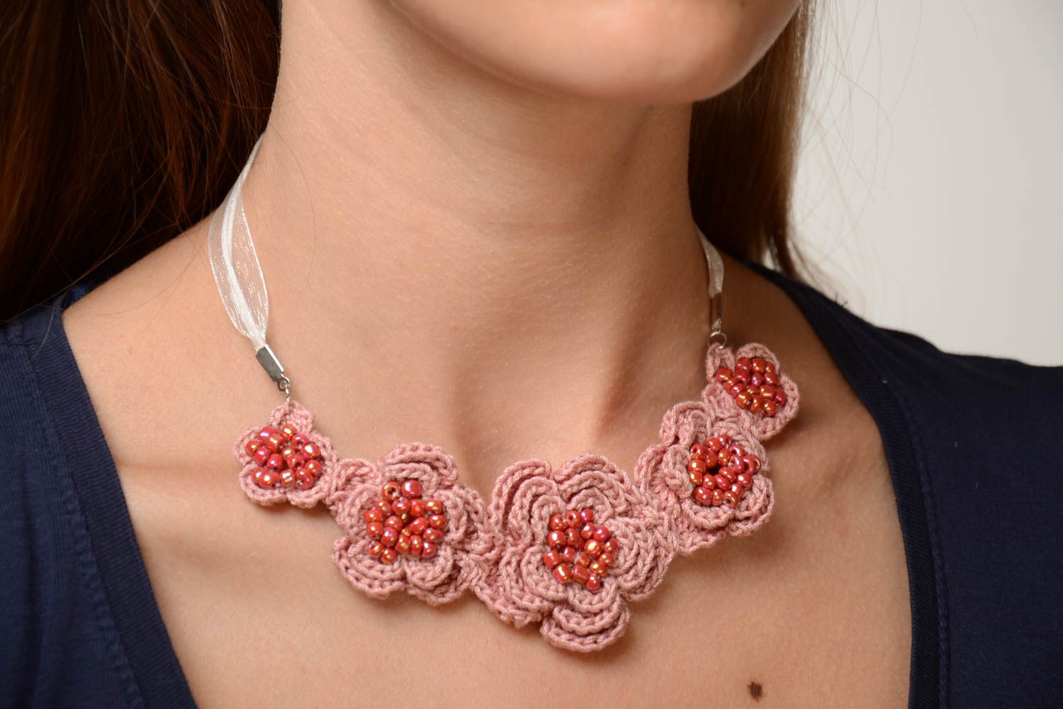 Collier avec fleurs tricotées au crochet de fils en coton fait main bijou photo 1