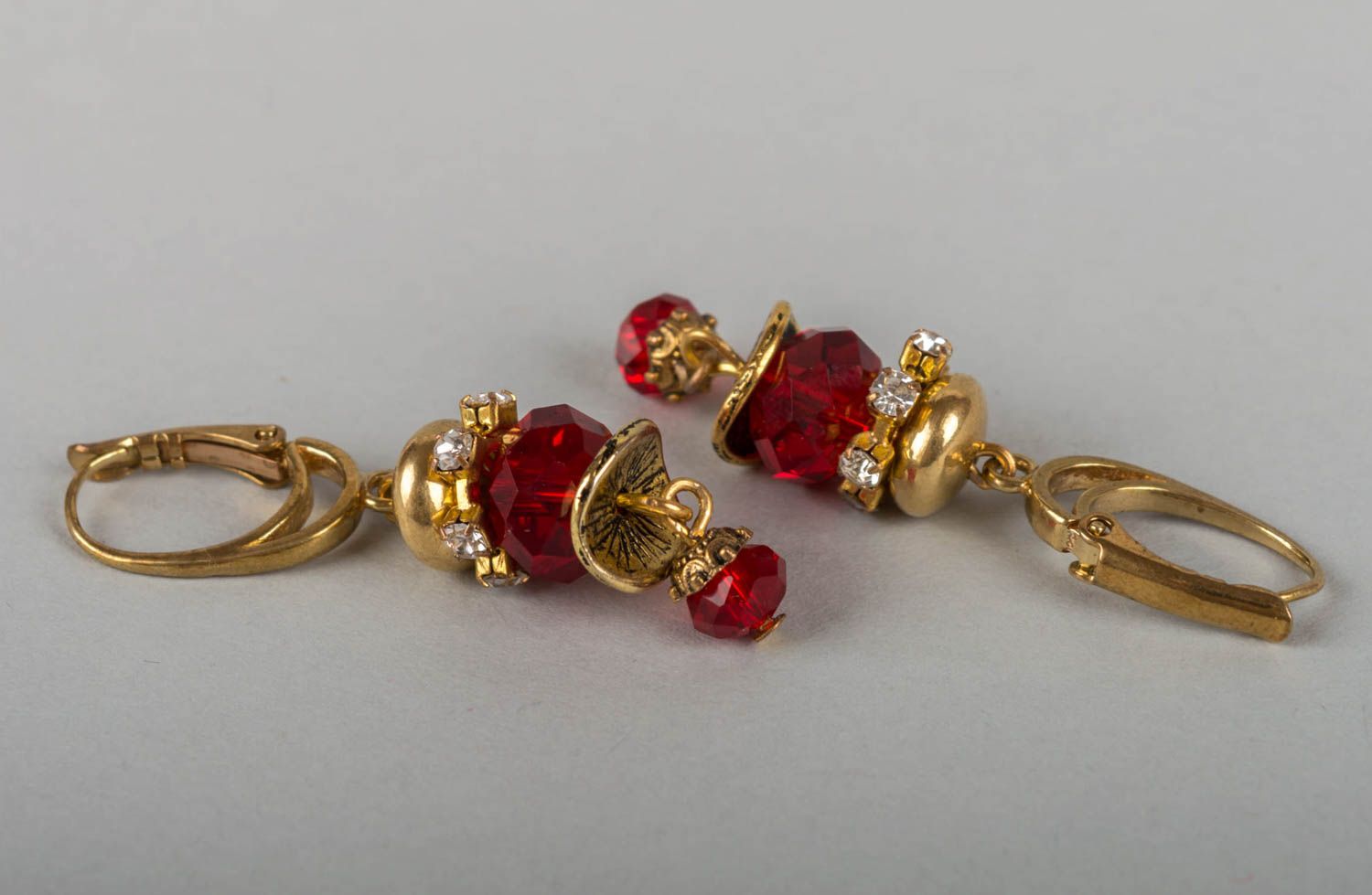 Boucles d'oreilles en cristal tchèque et laiton pendantes rouges faites main photo 5
