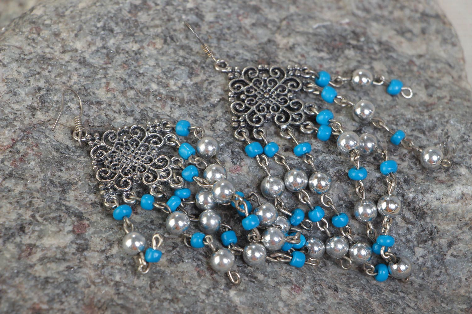 Boucles d'oreilles avec pendeloques métal et perles fantaisie faites main photo 1