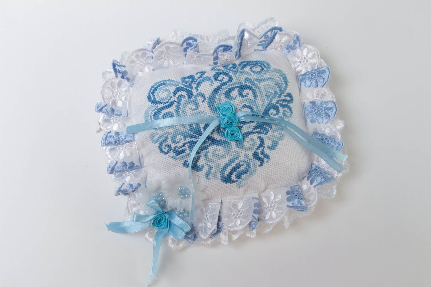 Голубая свадебная подушечка для колец с вышивкой ручной работы с цветочками фото 2