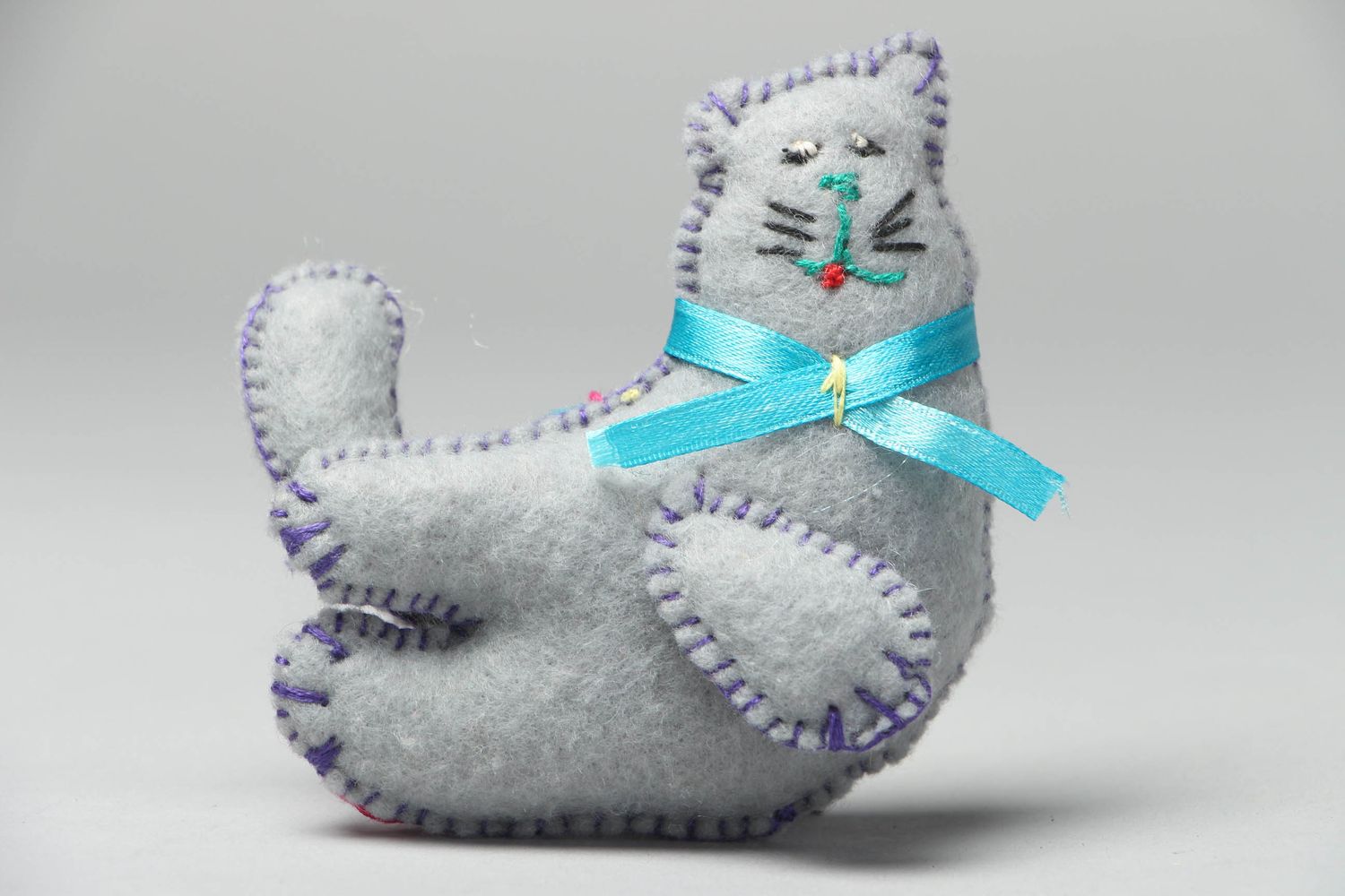 Jouet décoratif en tissu fait main design original gris en forme de chat photo 1