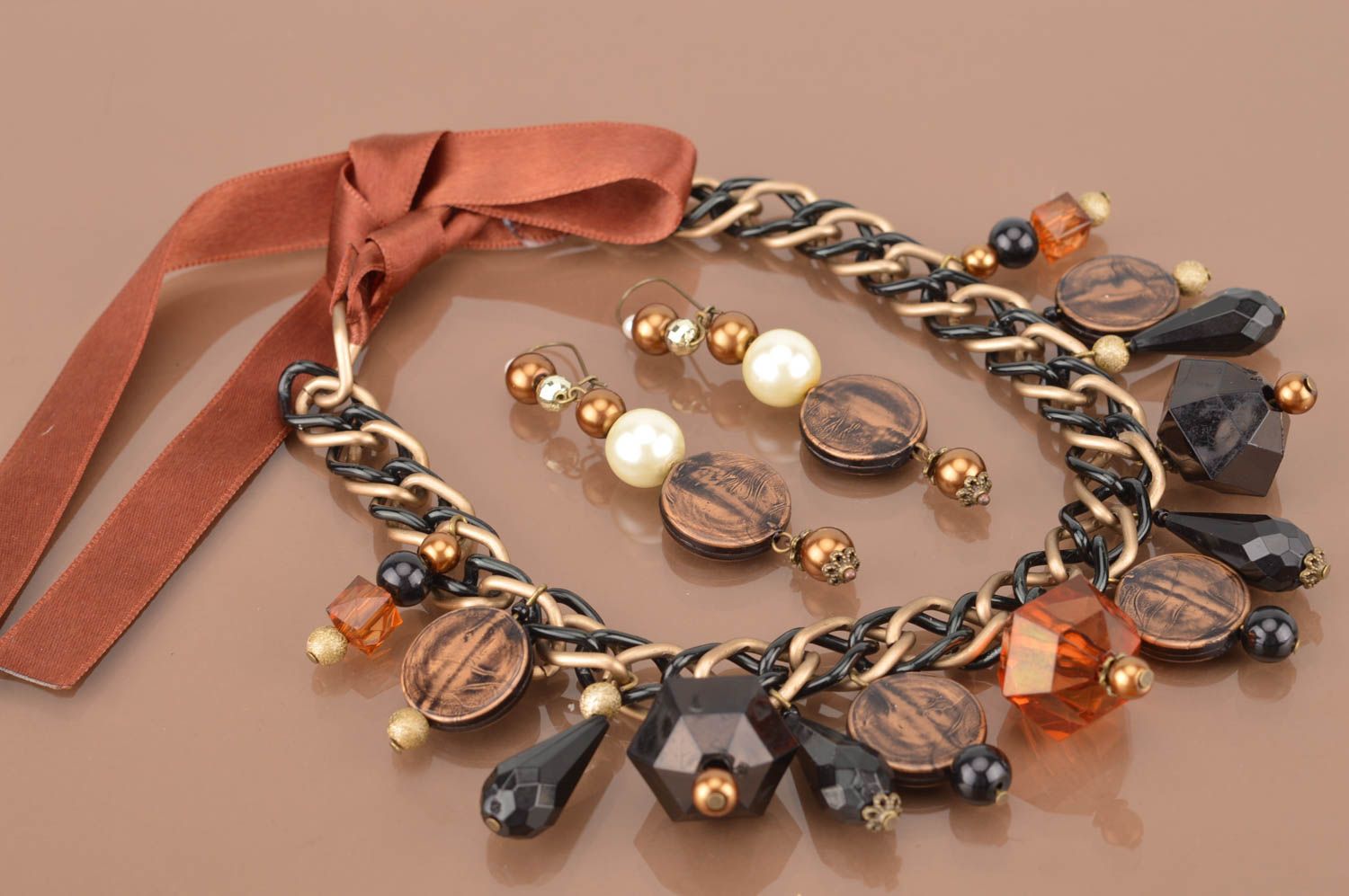 Boucles d'oreilles et collier faits main à base de métal bijoux originaux photo 2