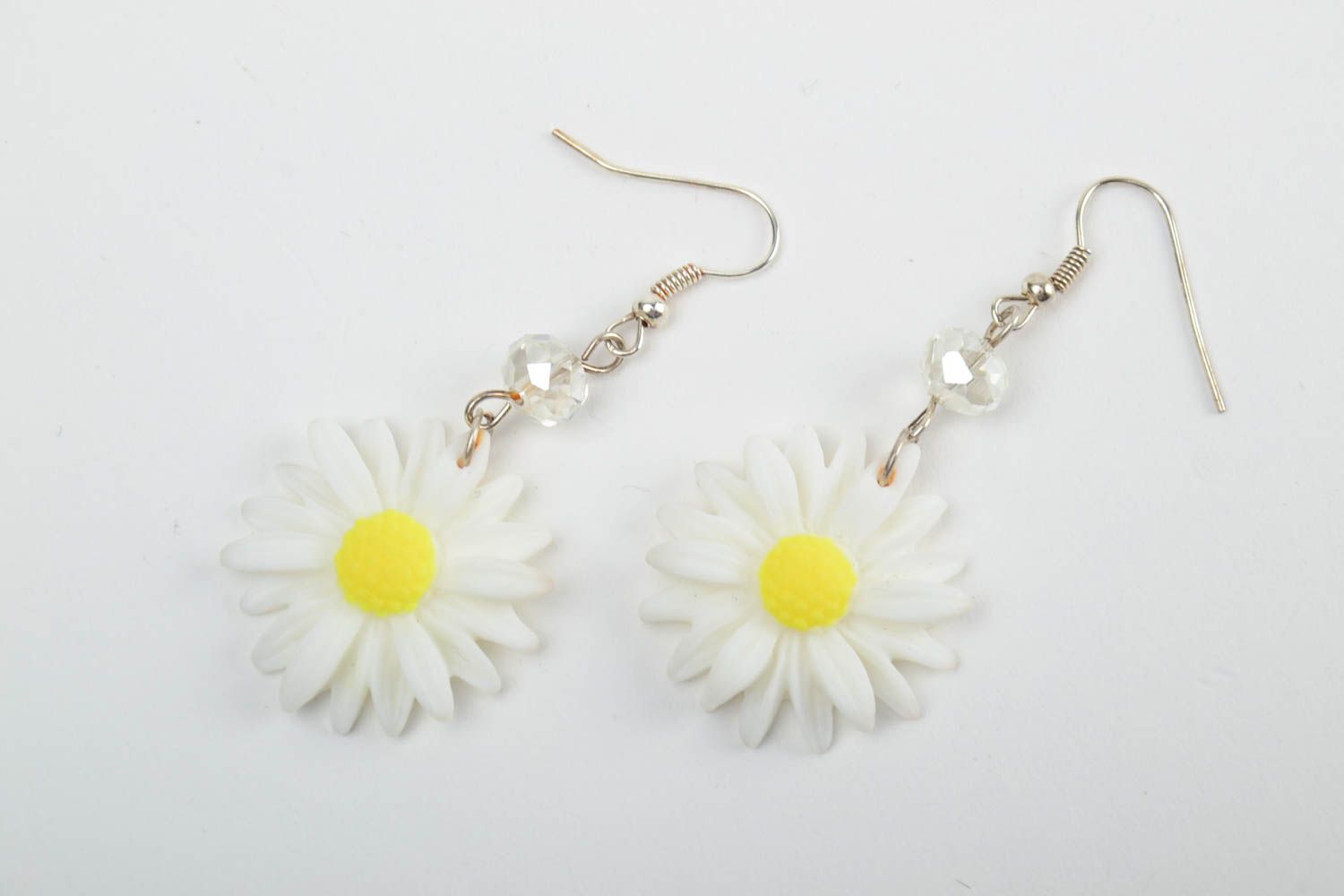 Handmade small tender floral polymer clay dangling earrings white chamomiles photo 3