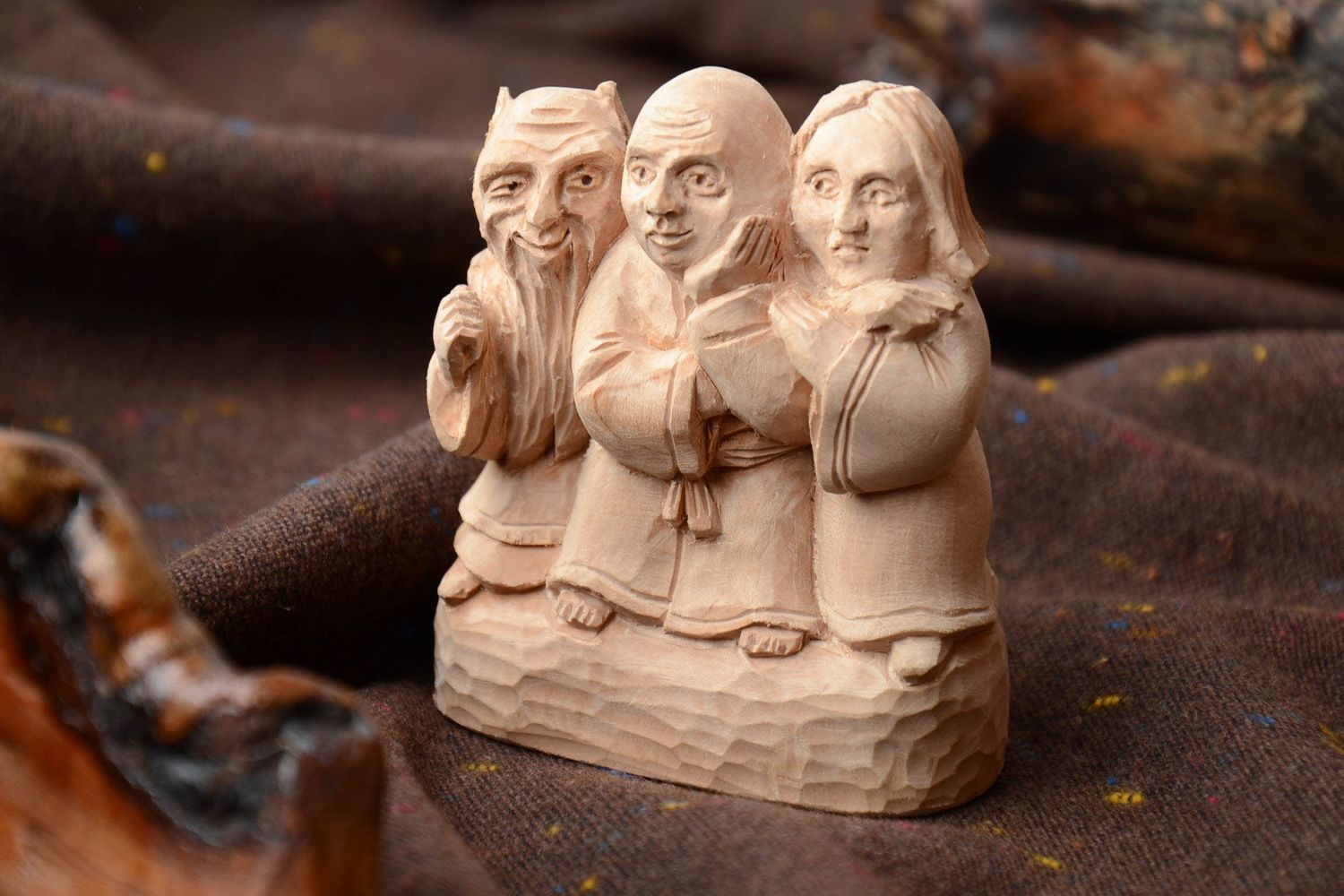 Geschnitzte Statuette aus Holz mit drei Figuren foto 1