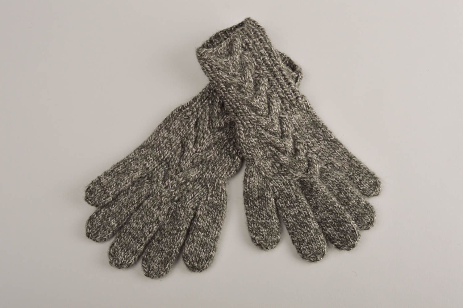 Перчатки ручной работы вязаные перчатки серые женские перчатки авторские фото 2
