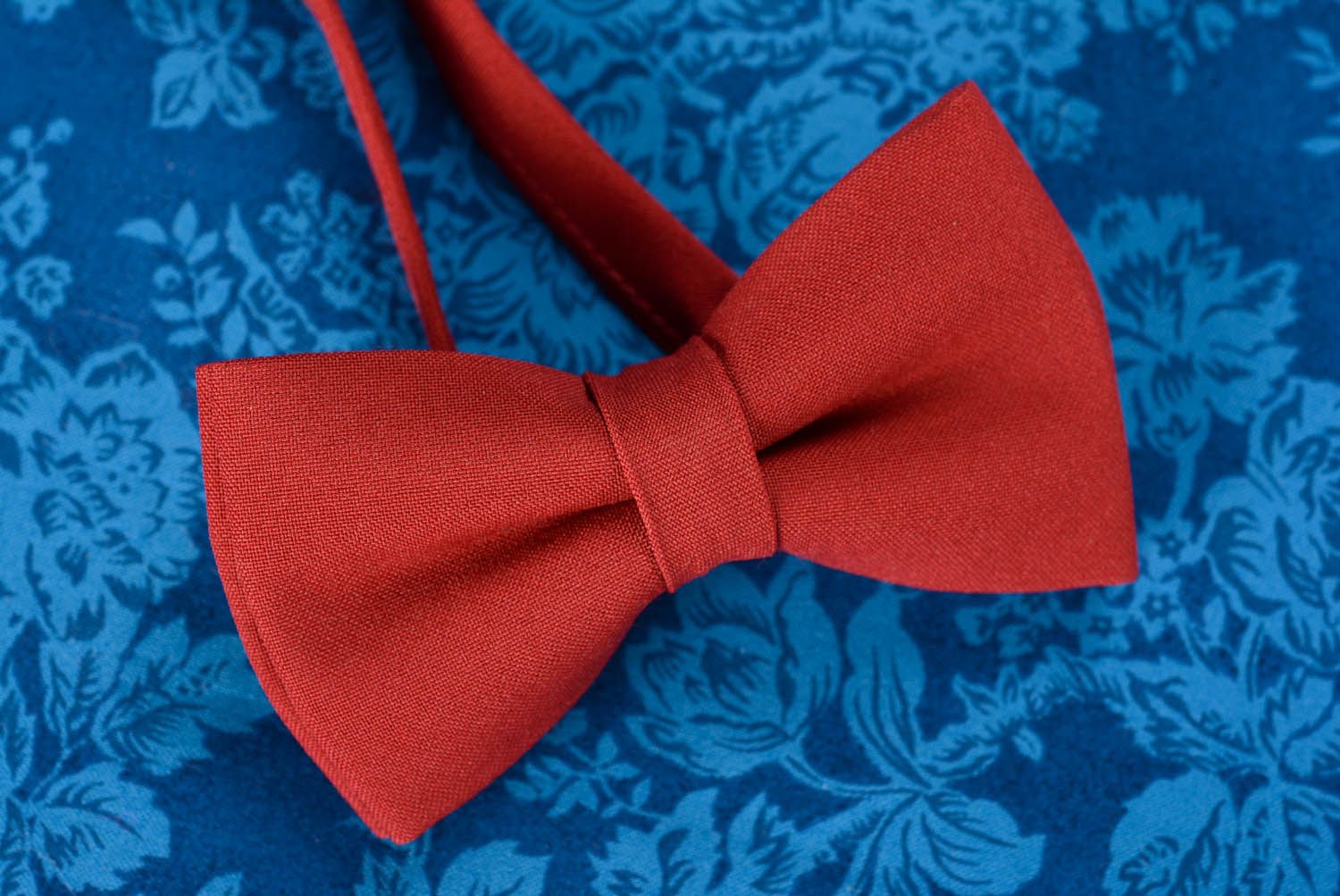 Deep red bow tie made of gabardine photo 3