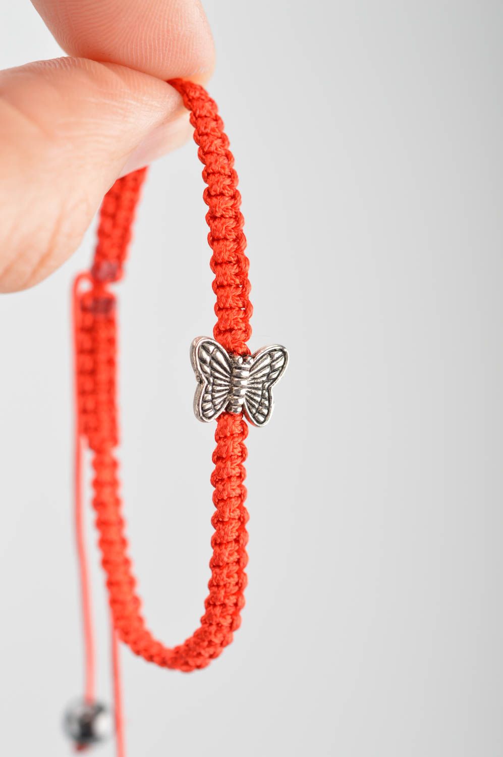 Красный браслет из шелковых ниток с бабочкой плетеный тонкий ручной работы фото 3