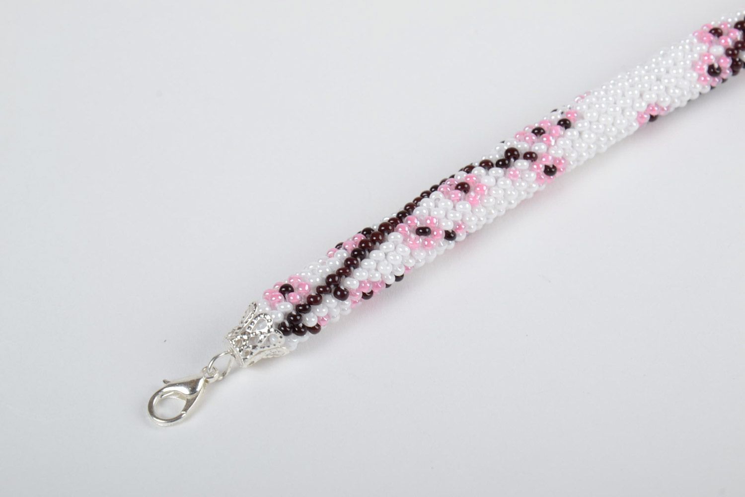 Bracelet tissé en perles de rocaille au crochet blanc motif floral fait main photo 3
