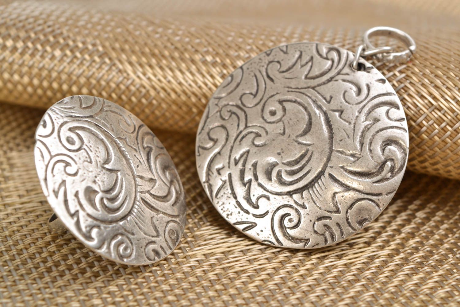 Круглые кулон и кольцо из металла с жар-птицей набор  фото 1