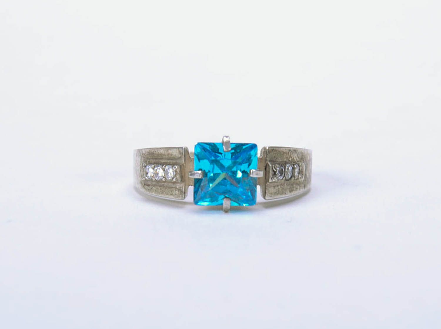 Серебряный перстень с голубым камнем  фото 3