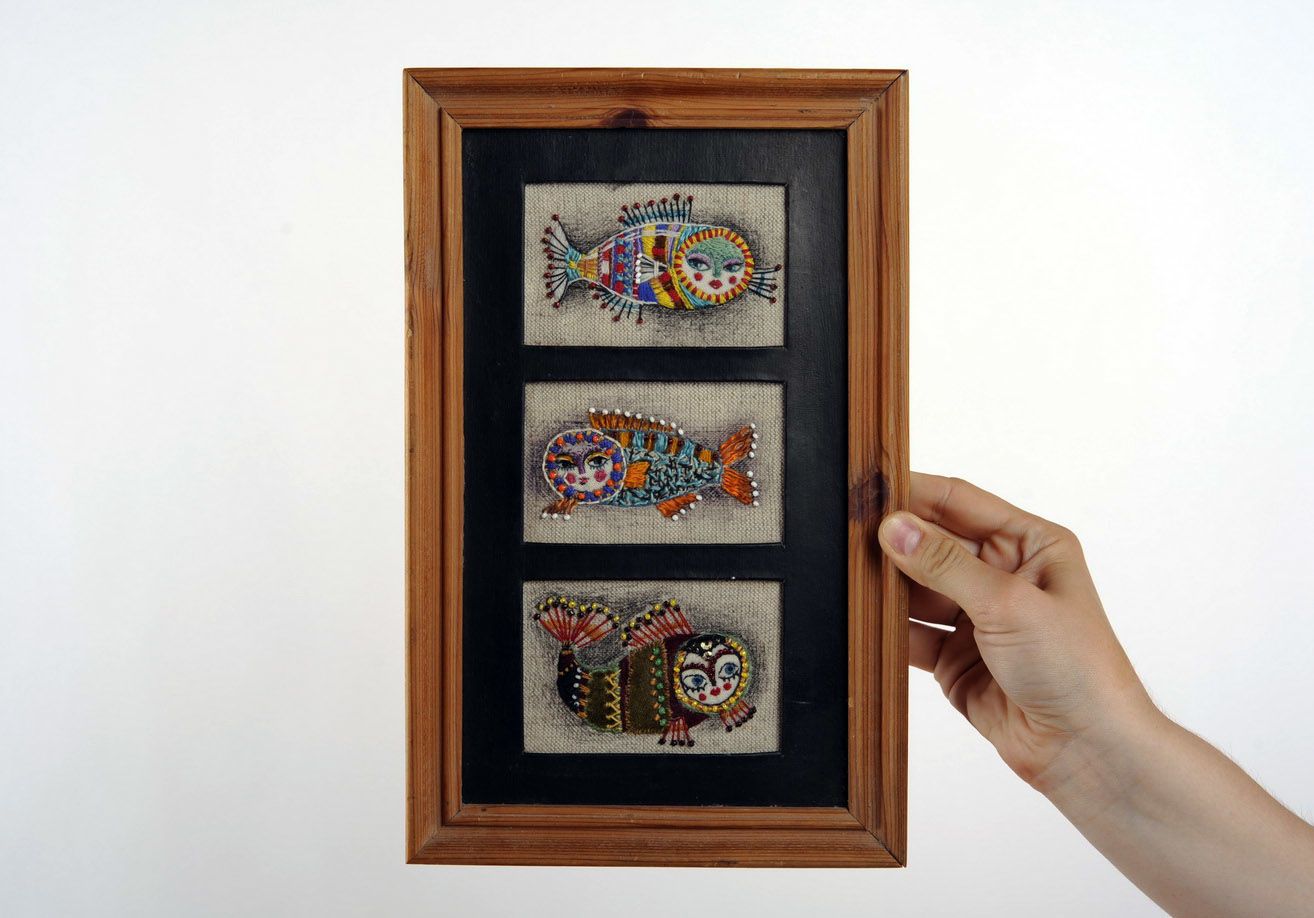 Tableau brodé avec application 'Trois poissons' photo 1