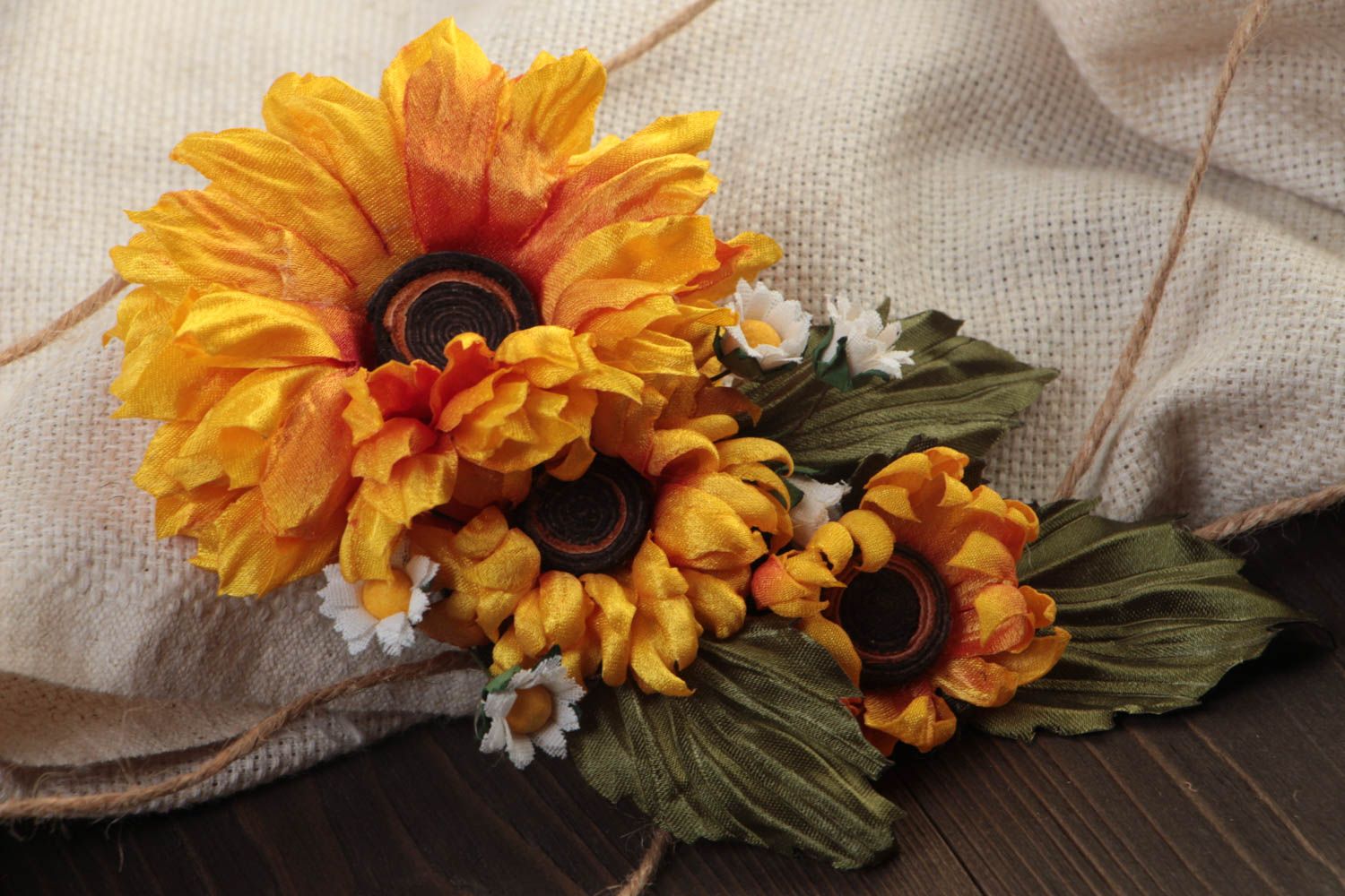 Gelbe Sonneblume Haarblüte Brosche aus Stoff feirlich schön grell handgefertigt foto 1