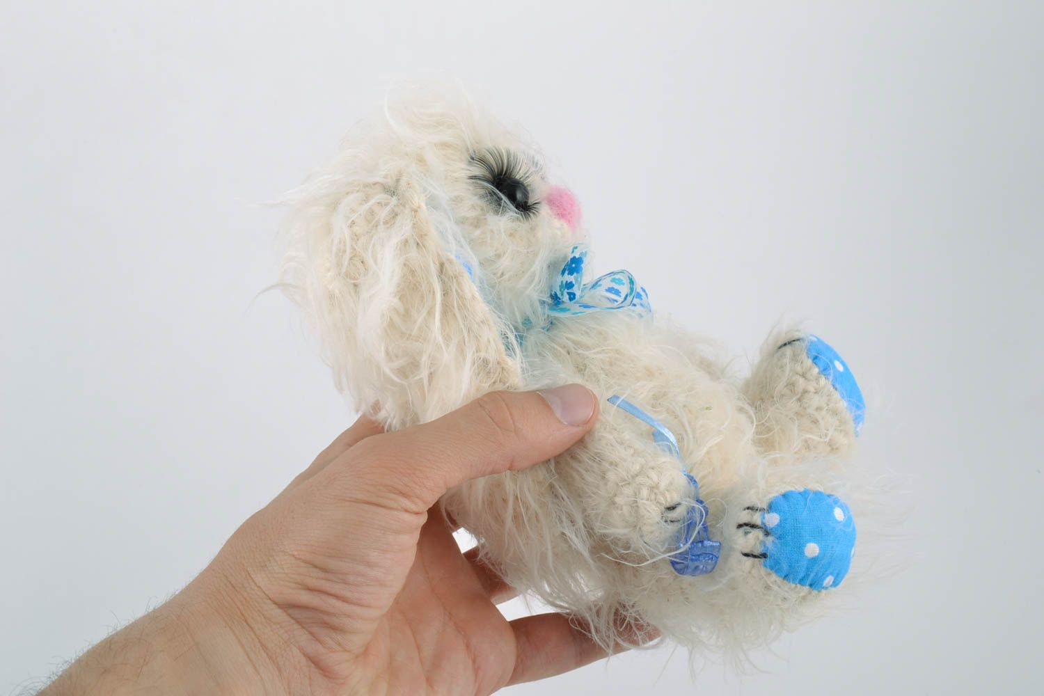 Мягкая вязаная игрушка в виде зайчика ручной работы белая с голубым симпатичная фото 2