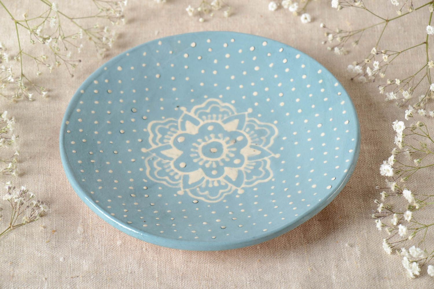 Голубая оригинальная тарелка из глины ручной работы с росписью ангобами Цвет фото 1