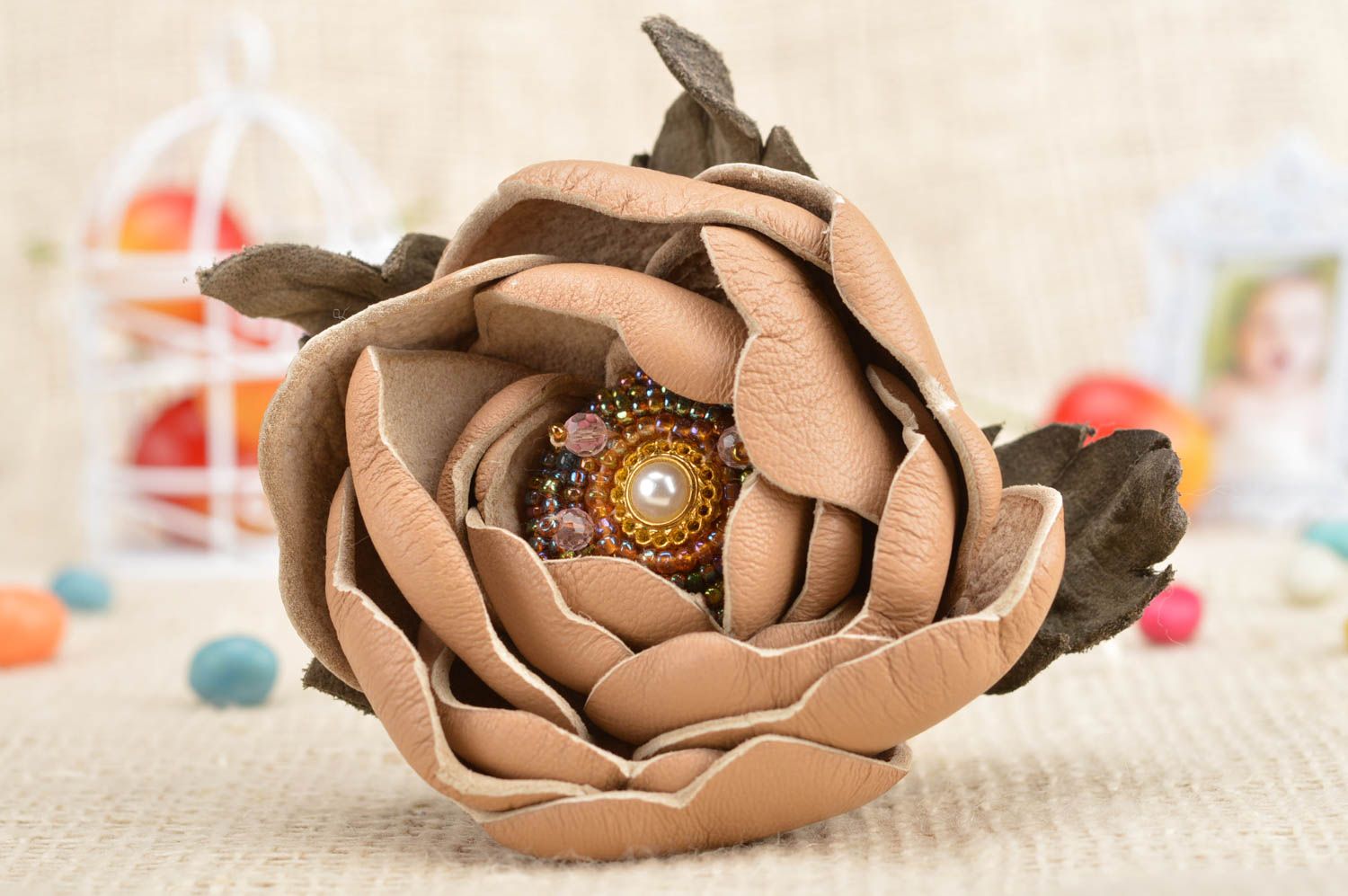 Elegante feine handgemachte Brosche aus Leder braune beige Blume mit Perle foto 1