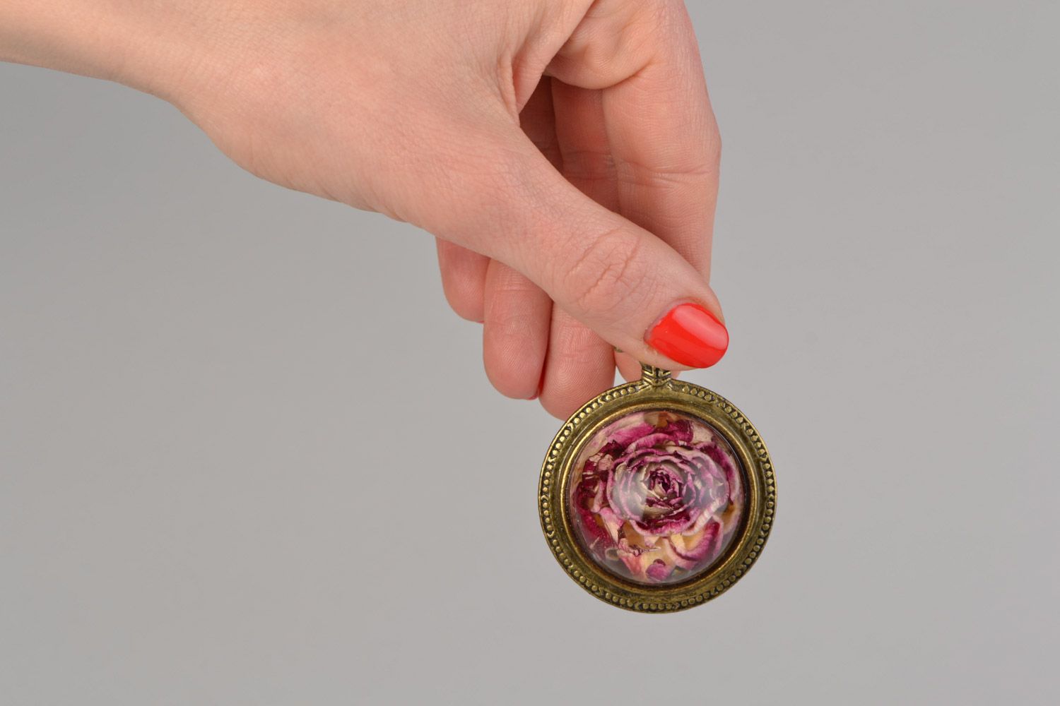Pendentif avec fleur séchée en résine époxyde rond vintage fait main pour femme photo 2