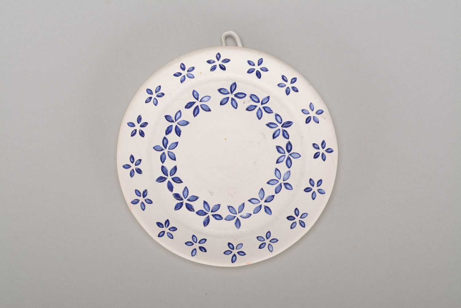 Декоративная тарелка с голубыми цветочками фото 3