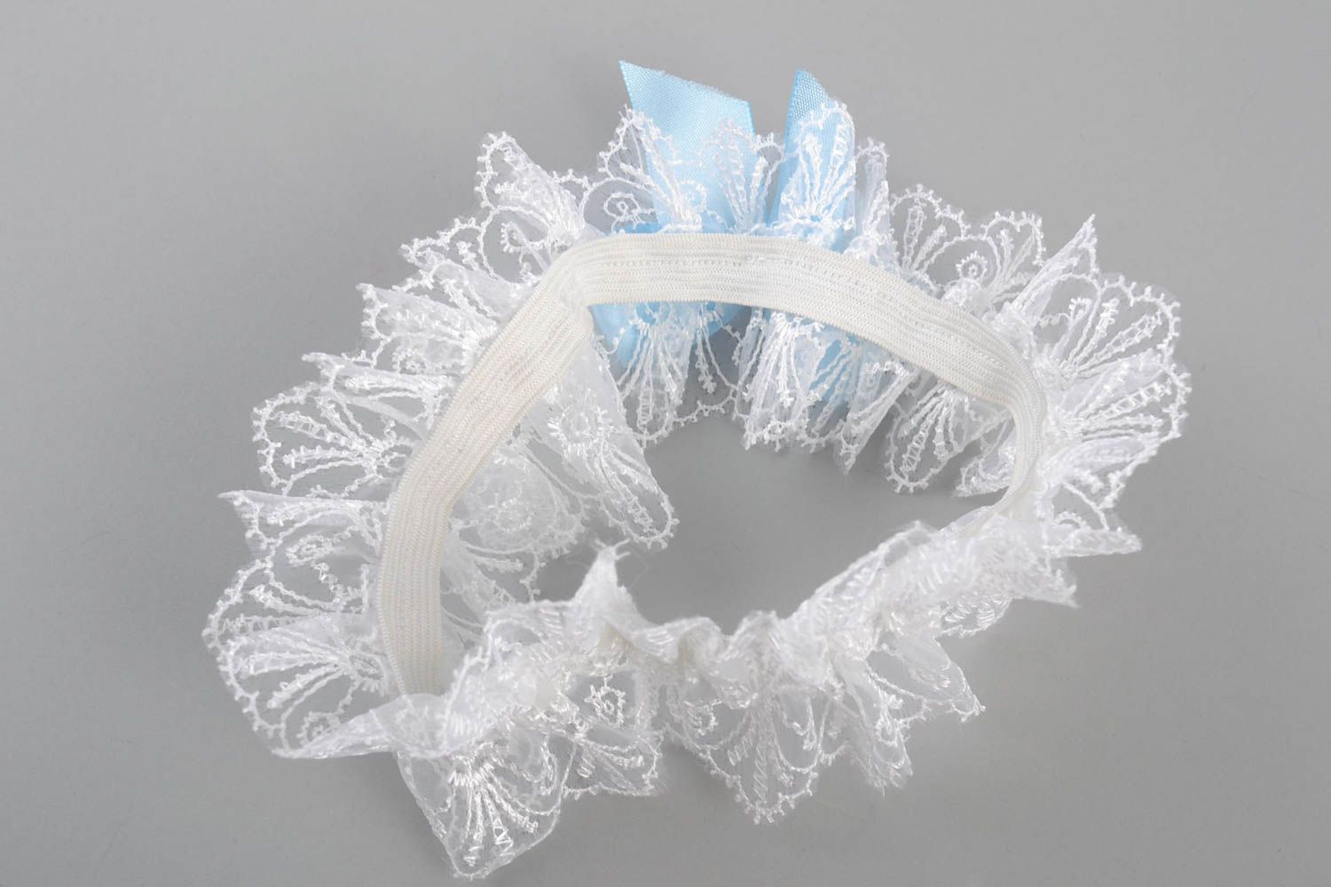 Handgemachtes Hochzeit Strumpfband mit Spitze und blauer Schleife aus Atlasband foto 5