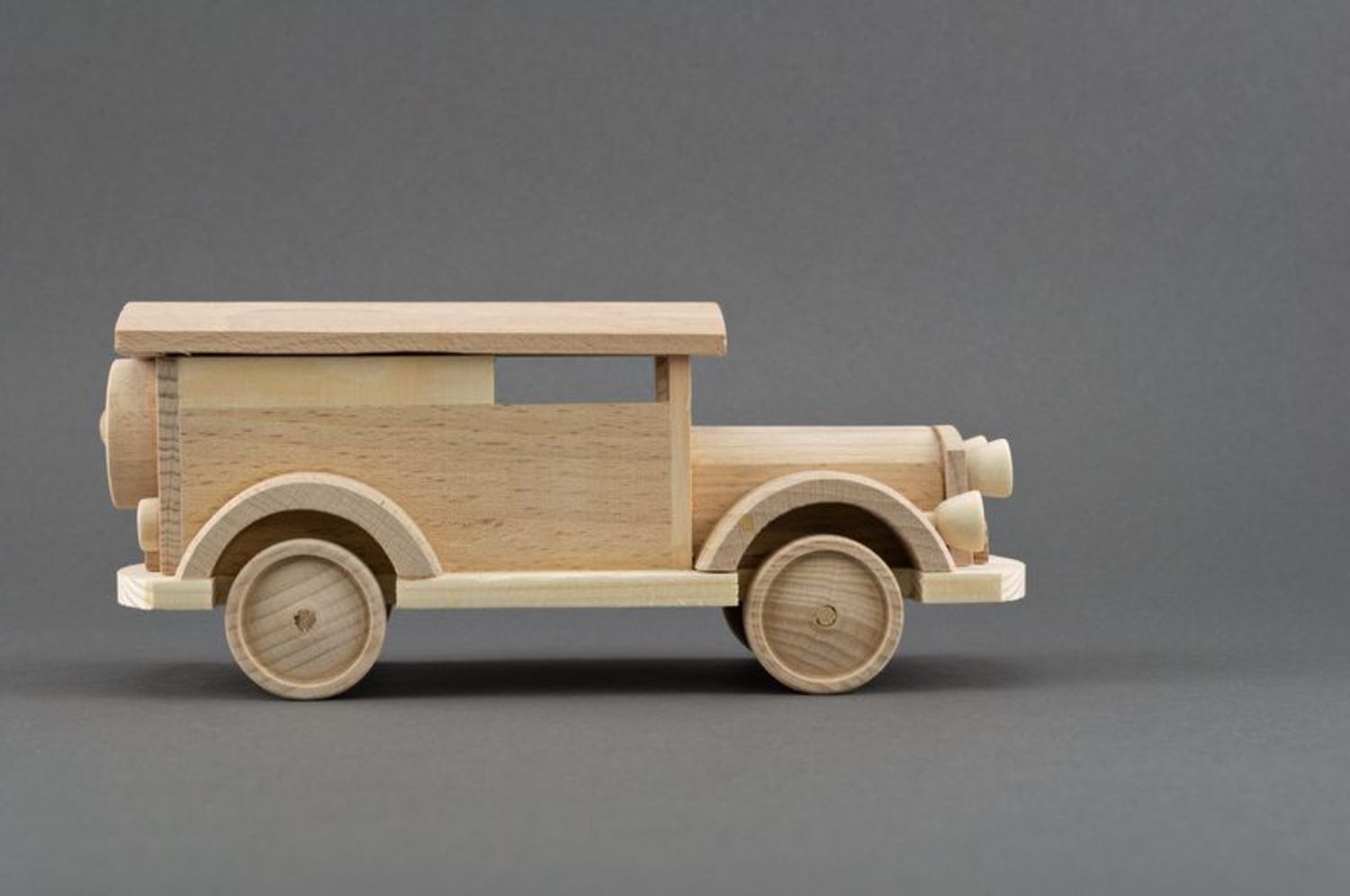 Carro de brinquedo de madeira foto 3