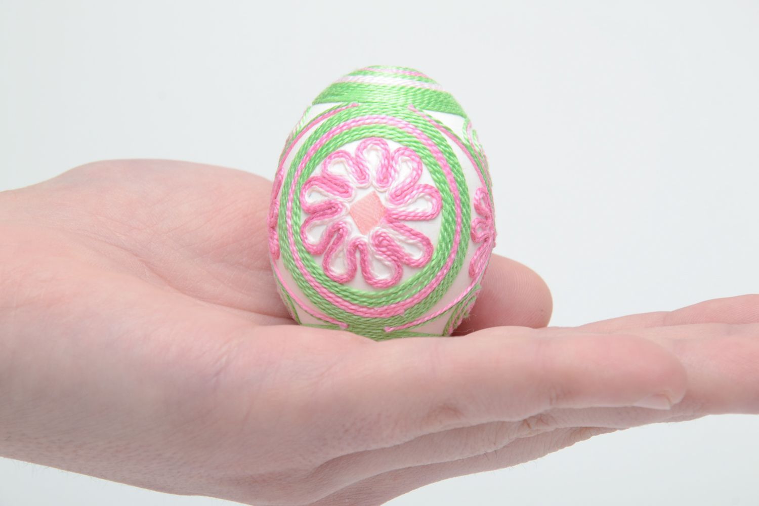 Oeuf de Pâques fait main décoratif entouré de fils de soie vert original photo 5