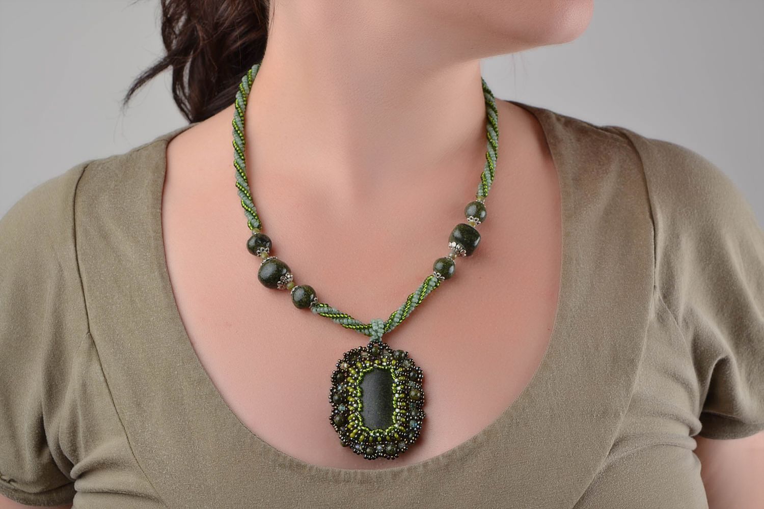 Collier vert avec grand pendentif en perles de rocaille et pierres fait main photo 1