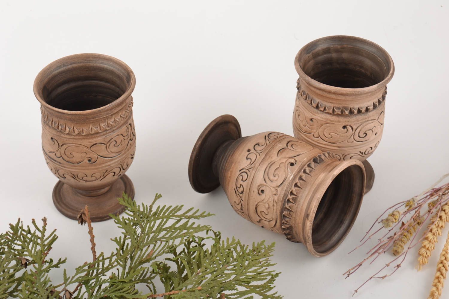 Vasos de cerámica en pie hechos a mano conjunto de tres artículos hermosos
 foto 1