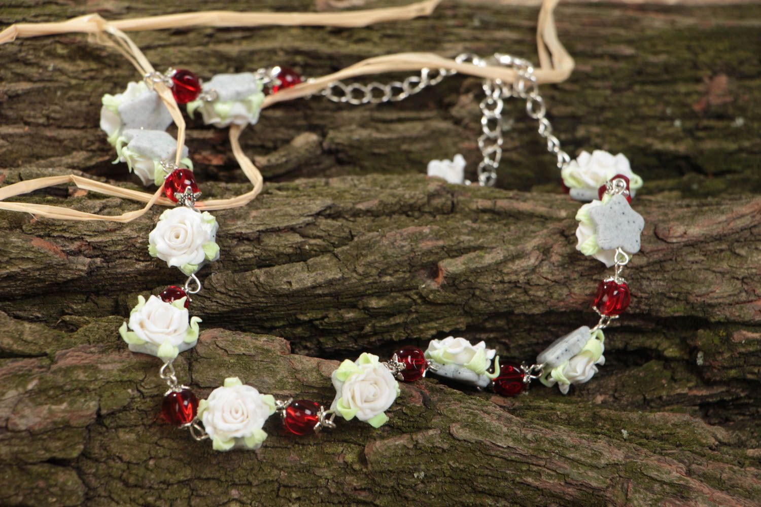 Collier avec fleurs blanches en pâte polymère et perles rouges fait main photo 1
