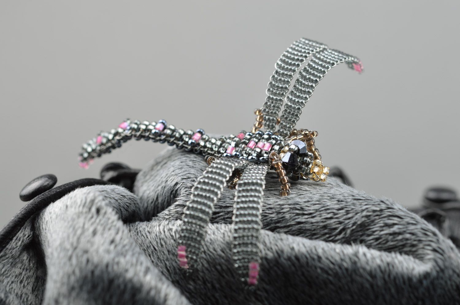 Lustige graue handgemachte Brosche aus Glasperlen Libelle Schmuck für Frauen foto 1