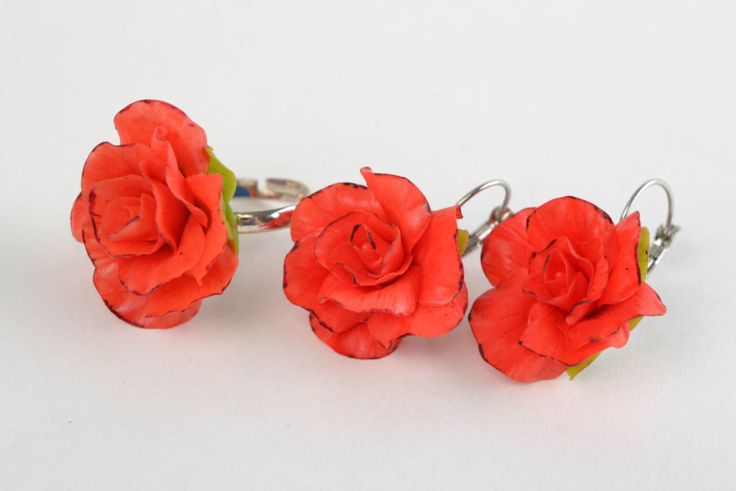 Schmuckset mit Blumen in Rot Ohrringe und Ring aus kaltem Porzellan handmade  foto 2