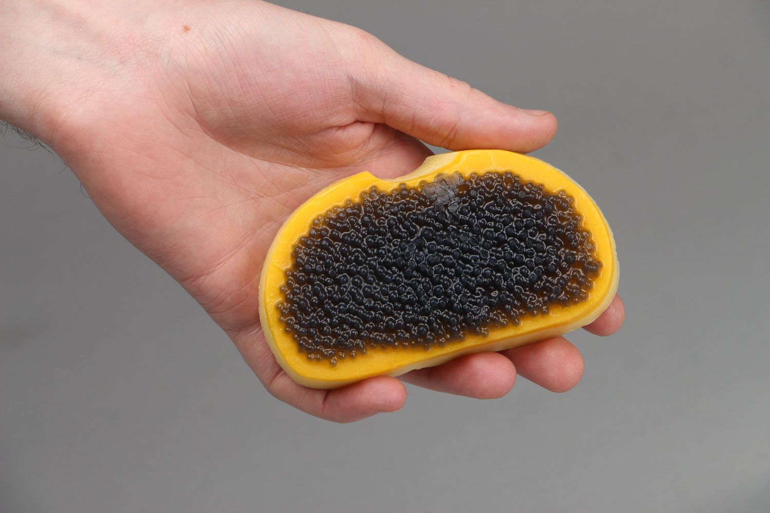 Savon antiseptique en forme de tartine au caviar noir photo 3