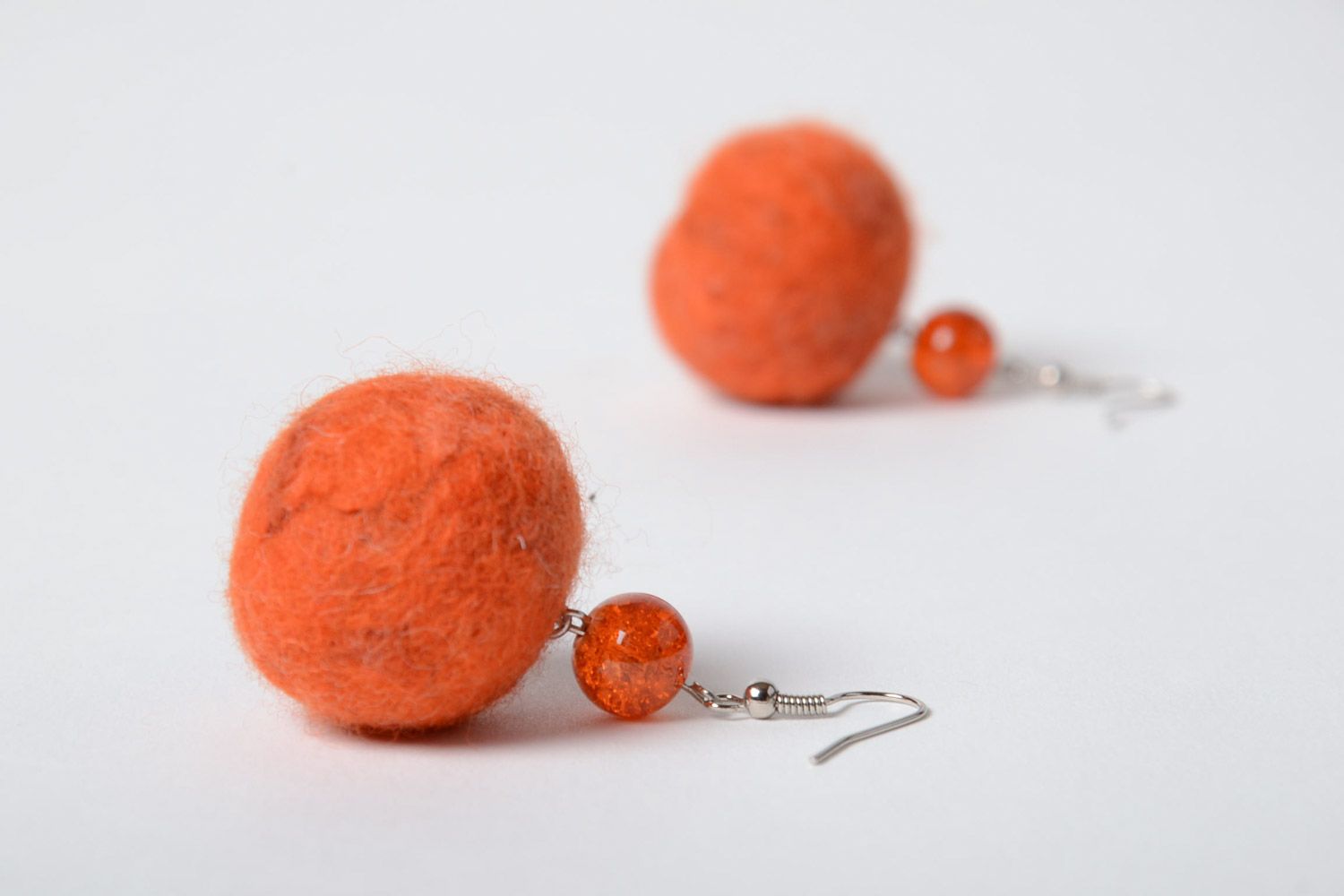 Оранжевые серьги из валяной шерсти в форме шариков аксессуар ручной работы фото 2