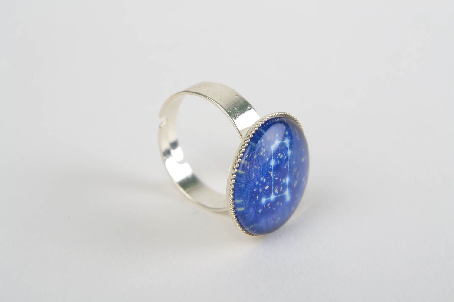 Кольцо со стеклом и знаком зодиака Близнецы синее металлическое ручная работа фото 4