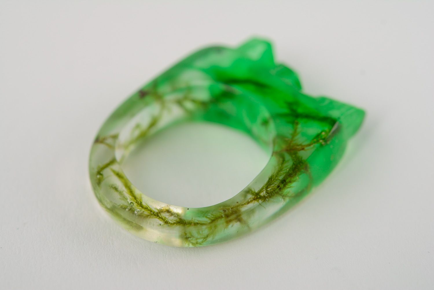 Schöner ungewöhnlicher handmade Ring aus Epoxidharz mit grünem Moos für Freundin foto 1
