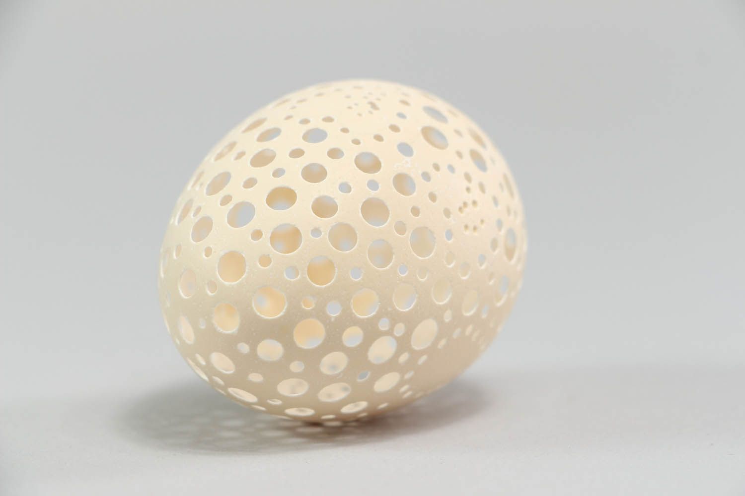Ovo para interior decorativo da Páscoa feito à mão da casca ovo com esculturas  foto 3