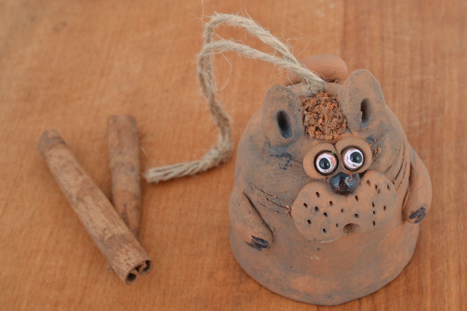 Petite clochette en céramique brune faite main originale en forme de chat  photo 1