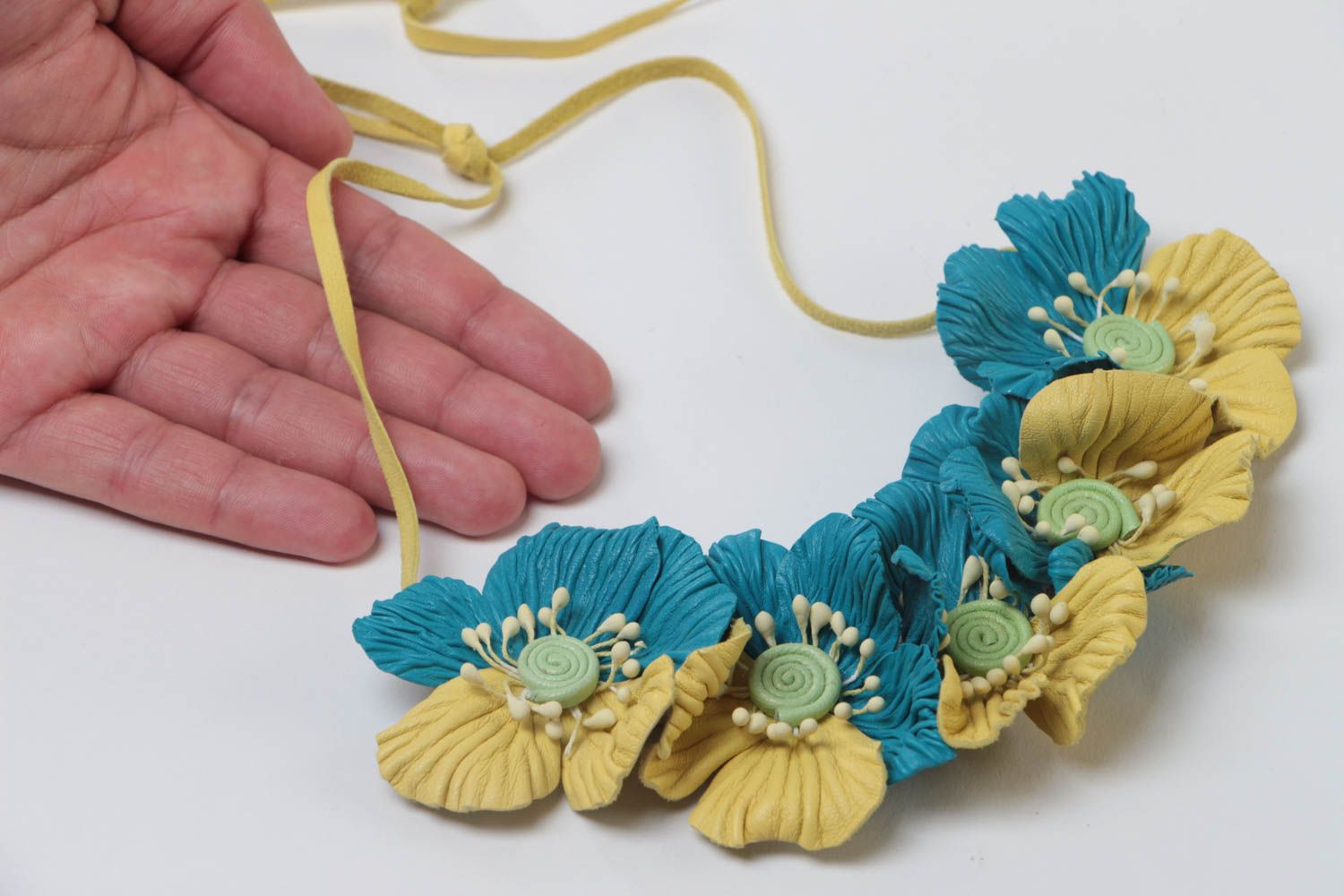 Collar con flores de cuero natural artesanal amarillo azul de mujer  foto 5
