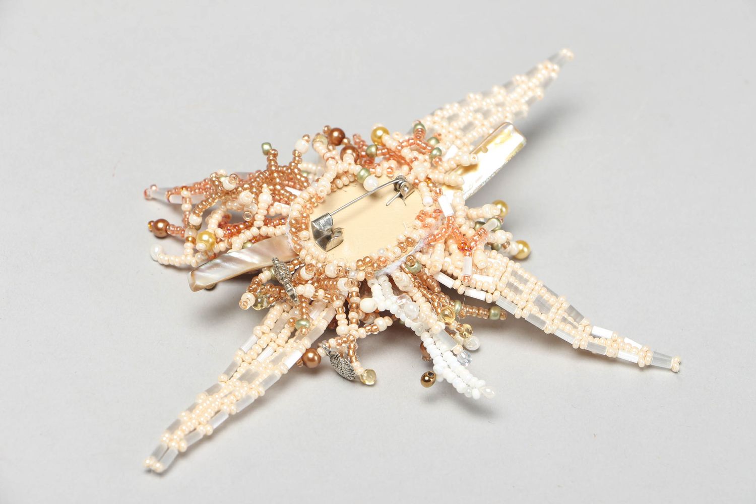 Beaded brooch with cockleshells in marine style photo 3