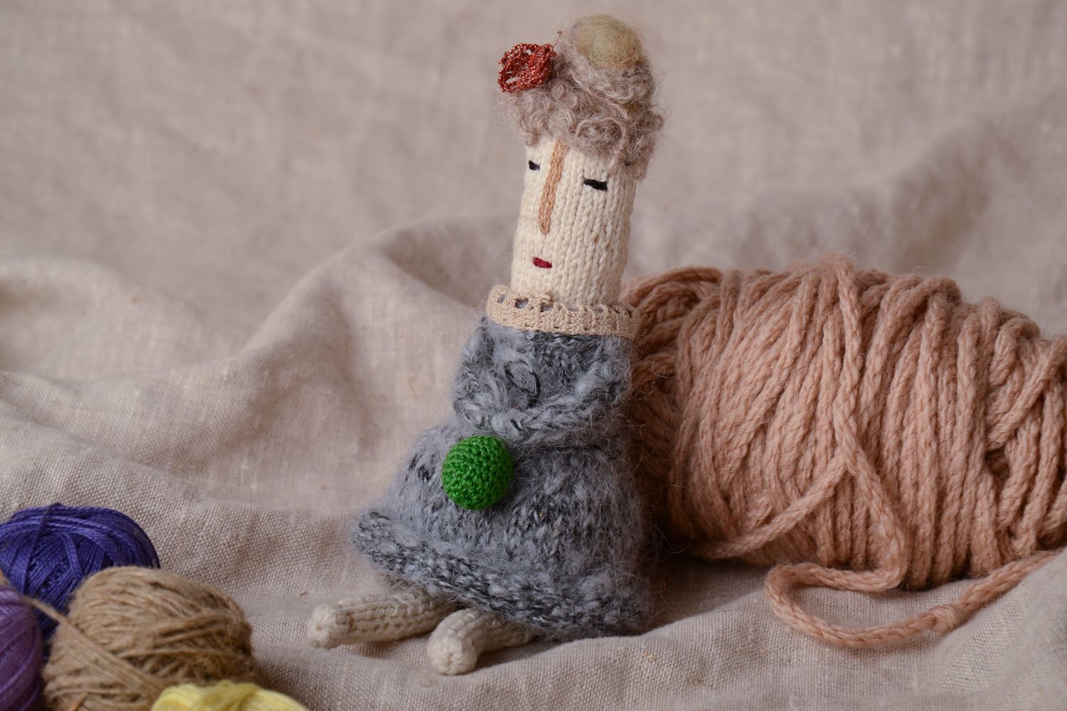 Poupée tricotée avec des aiguilles molle faite main originale de créateur photo 1