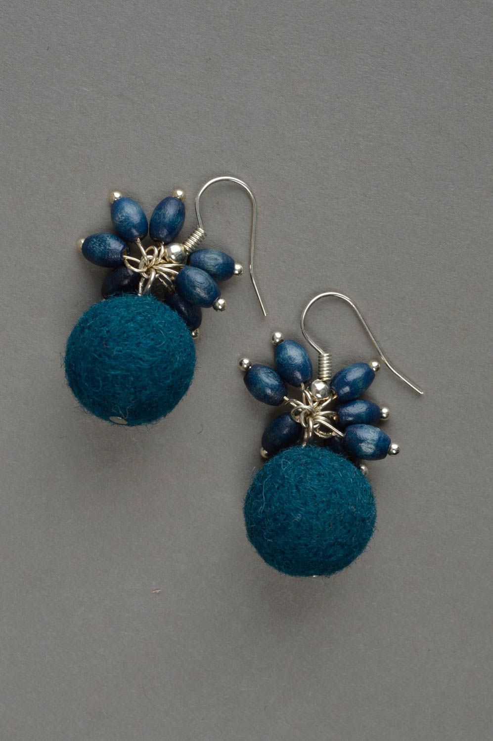 Blaue schöne Designer Filz Ohrringe aus Wolle künstlerische Handarbeit grell foto 4